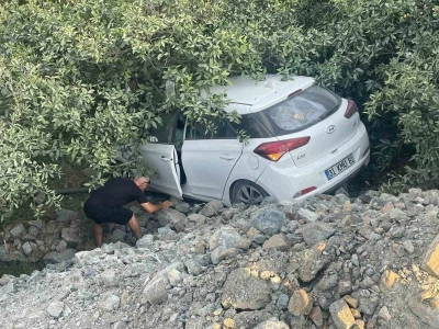 Kontrolden çıkan otomobil bahçeye uçtu: 1 yaralı
