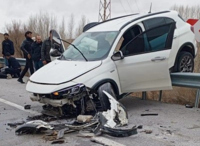 Kontrolden &ccedil;ıkan otomobil bariyerlerde asılı kaldı: 4 yaralı