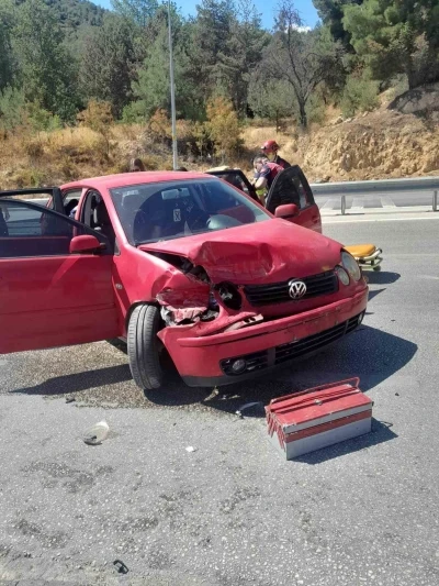 Kontrolden çıkan otomobil bariyerlere çarparken, 1 kişi yaralandı
