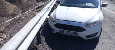 Kontrolden &ccedil;ıkan otomobil bariyerlere &ccedil;arptı

