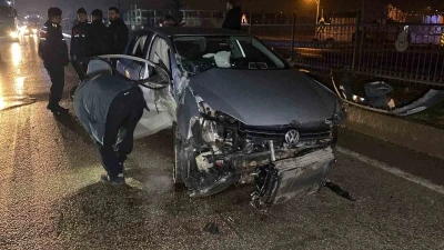 Kontrolden &ccedil;ıkan otomobil bariyerlere &ccedil;arptı: 2 yaralı
