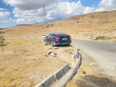 Kontrolden çıkan otomobil bariyerlere çarptı: 4 yaralı
