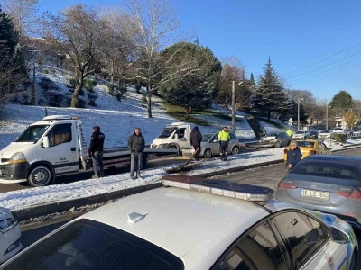 Kontrolden &ccedil;ıkan otomobil &ccedil;arptığı aracı karşı y&ouml;ne savurdu: 4 yaralı
