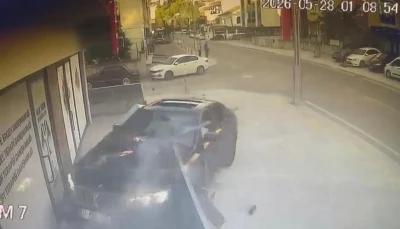 Kontrolden &ccedil;ıkan otomobil, danışmanlık merkezine daldı: O anlar kamerada
