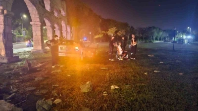 Kontrolden &ccedil;ıkan otomobil dekoratif surlara &ccedil;arptı: 4 yaralı
