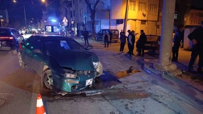 Kontrolden &ccedil;ıkan otomobil direğe &ccedil;arptı: 3 yaralı
