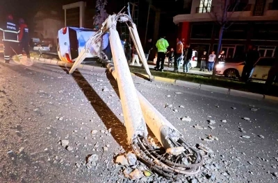 Kontrolden çıkan otomobil, direği ve ağacı devirdi: 2 kişi yaralandı, kurtarma anları kamerada
