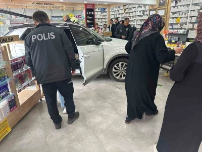 Kontrolden &ccedil;ıkan otomobil eczaneye daldı: 1 yaralı
