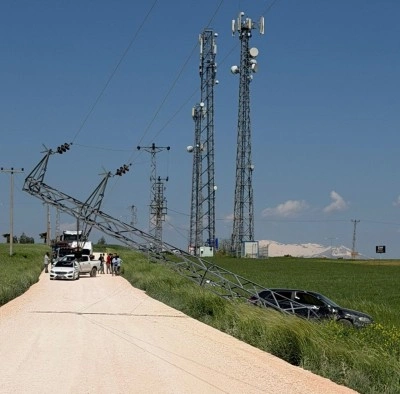 Kontrolden &ccedil;ıkan otomobil elektrik direğine &ccedil;arparak durabildi