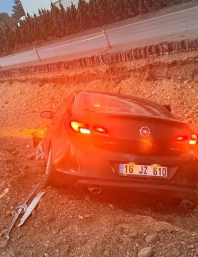 Kontrolden &ccedil;ıkan otomobil inşaata u&ccedil;tu: 2 yaralı
