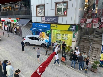 Kontrolden &ccedil;ıkan otomobil iş yerine daldı, facianın eşiğinden d&ouml;n&uuml;ld&uuml;

