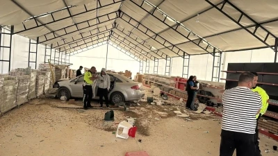 Kontrolden çıkan otomobil iş yerine girdi
