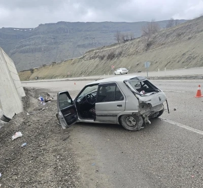 Kontrolden &ccedil;ıkan otomobil istinat duvarına &ccedil;arptı: 1 yaralı
