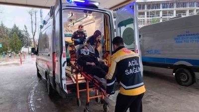 Kontrolden &ccedil;ıkan otomobil istinat duvarına &ccedil;arptı: 4 yaralı
