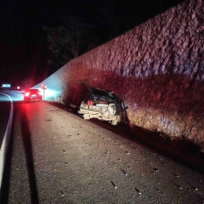 Kontrolden çıkan otomobil istinat duvarına çarptı, sürücü yaralandı
