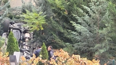 Kontrolden çıkan otomobil istinat duvarından aşağı uçtu: 1 yaralı
