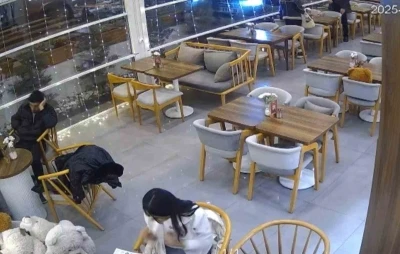 Kontrolden &ccedil;ıkan otomobil kafeteryaya girdi: Saniyelerle kurtuldular
