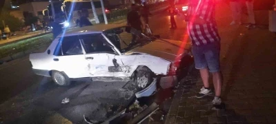 Kontrolden çıkan otomobil kamyonetlere çarptı: 3 yaralı
