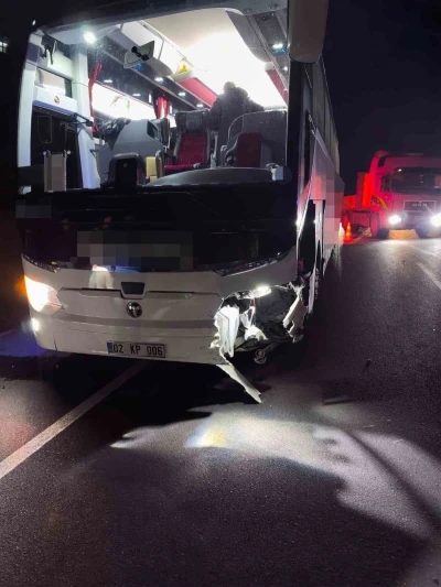 Kontrolden çıkan otomobil karşı şeride geçerek yolcu otobüsüne çarptı: 1 ölü
