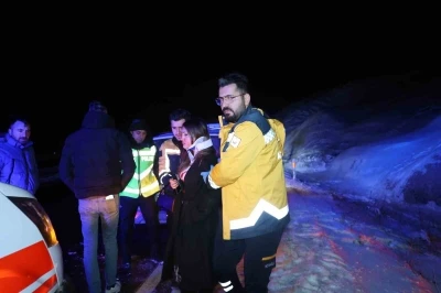 Kontrolden &ccedil;ıkan otomobil kayaya &ccedil;arparak durabildi
