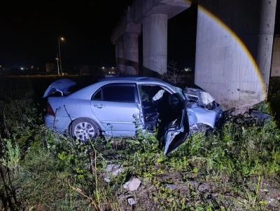 Kontrolden &ccedil;ıkan otomobil k&ouml;pr&uuml; ayağına &ccedil;arparak durdu:  2 yaralı
