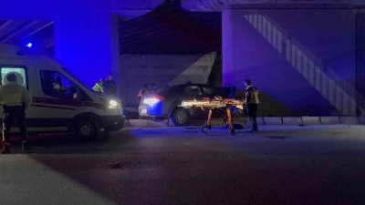 Kontrolden &ccedil;ıkan otomobil k&ouml;pr&uuml;n&uuml;n kolonuna saplandı: 1&rsquo;i ağır 2 yaralı
