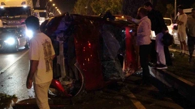 Kontrolden çıkan otomobil önce araca sonra refüje çarpıp karşı şeride geçti: 2 yaralı
