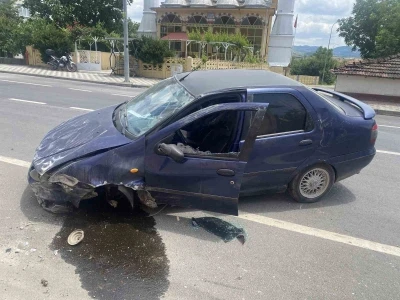 Kontrolden &ccedil;ıkan otomobil &ouml;nce bir bah&ccedil;e duvarına, ardından bir eve &ccedil;arparak durabildi

