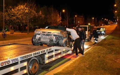 Kontrolden çıkan  otomobil önce kaldırıma sonra orta refüjdeki Yavaş levhasına çarptı
