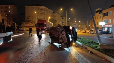 Kontrolden &ccedil;ıkan otomobil &ouml;nce takla attı sonra direğe &ccedil;aptı: 3 kişi yaralandı
