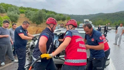 Kontrolden &ccedil;ıkan otomobil, &ouml;n&uuml;ndeki tıra &ccedil;arptı: 1 &ouml;l&uuml;, 2 yaralı
