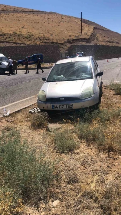 Kontrolden çıkan otomobil orta refüje çıktı: 1 yaralı
