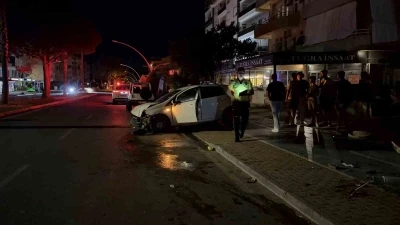 Kontrolden &ccedil;ıkan otomobil ortalığı savaş alanına &ccedil;evirdi

