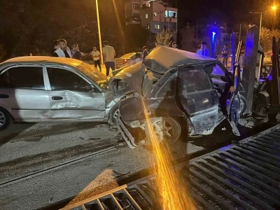 Kontrolden çıkan otomobil park halindeki araca çarptı... O anlar kamerada
