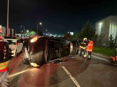 Kontrolden çıkan otomobil park halindeki araçlara çarpıp yan yattı
