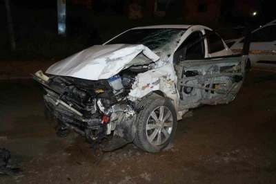 Kontrolden &ccedil;ıkan otomobil, park halindeki &ccedil;ekiciye &ccedil;arptı: 1 &ouml;l&uuml;, 1 yaralı
