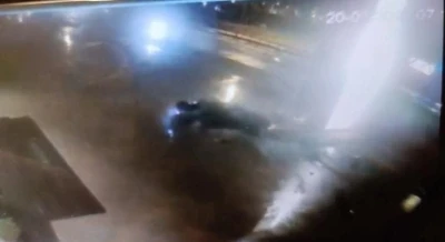 Kontrolden &ccedil;ıkan otomobil reklam panosuna &ccedil;arptı: 1 &ouml;l&uuml;, 2 yaralı
