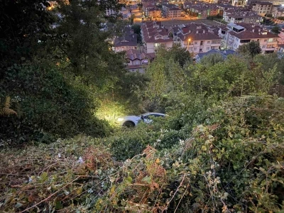 Kontrolden çıkan otomobil şarampole devrildi, sürücü yara almadan kurtuldu
