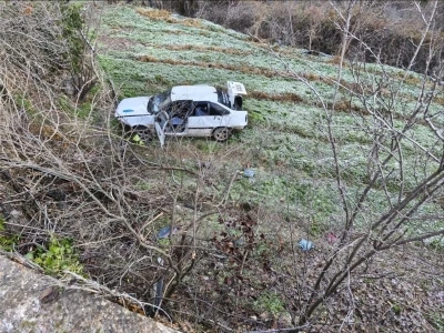 Kontrolden &ccedil;ıkan otomobil şarampole u&ccedil;tu: 3 yaralı
