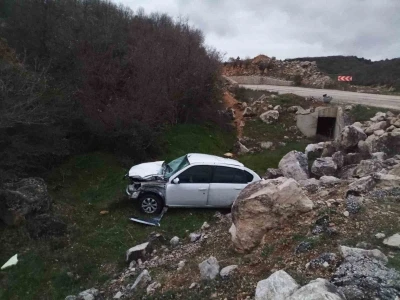 Kontrolden &ccedil;ıkan otomobil şarampole u&ccedil;tu, s&uuml;r&uuml;c&uuml;s&uuml; yaralandı
