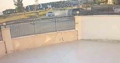 Kontrolden &ccedil;ıkan otomobil savrulup duvara &ccedil;arptı

