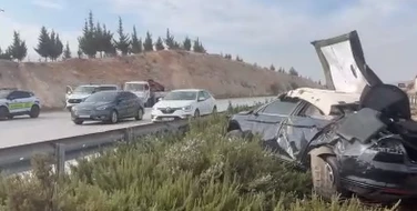 Kontrolden çıkan otomobil taklalar atarak refüje uçtu: 1 ölü, 4 yaralı