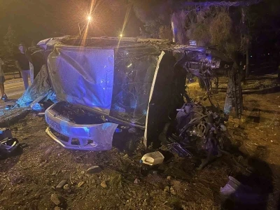 Kontrolden çıkan otomobil taklalar atıp ağaca çarptı, hurdaya dönen araçta 4 kişi yaralandı
