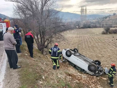 Kontrolden &ccedil;ıkan otomobil tarlaya u&ccedil;tu; 2 yaralı
