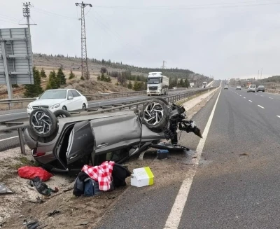 Kontrolden &ccedil;ıkan otomobil ters d&ouml;nd&uuml;: 2 yaralı

