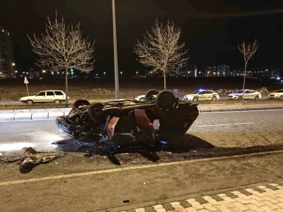 Kontrolden &ccedil;ıkan otomobil ters d&ouml;nd&uuml;: 4 yaralı
