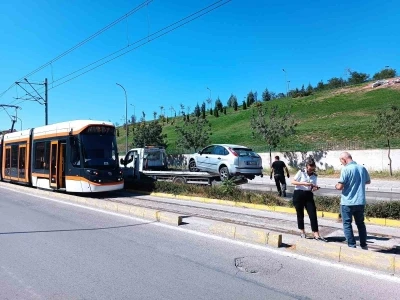 Kontrolden çıkan otomobil tramvay yoluna girdi, seferler aksadı
