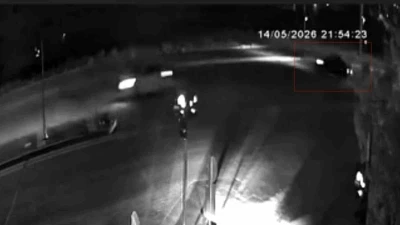 Kontrolden &ccedil;ıkan otomobil tren yoluna u&ccedil;tu, 3 kişi yaralandı
