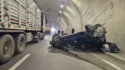 Kontrolden &ccedil;ıkan otomobil t&uuml;nelde metrelerce takla attı: 2 yaralı
