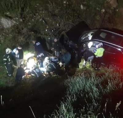 Kontrolden çıkan otomobil uçurumdan aşağıya yuvarlandı

